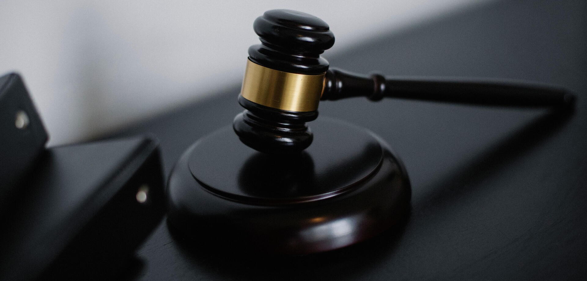 Gavel and hammer icon representing indisputable legal evidence for tenant deposit protection